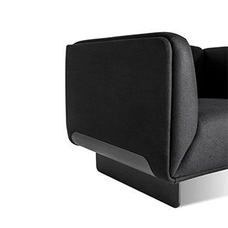 Poltrona design TENNO com base de metal e pintura acetinada ou em laminado de madeira, com assento e encosto estofados em tecido