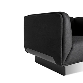 Poltrona design TENNO com base de metal e pintura acetinada ou em laminado de madeira, com assento e encosto estofados em tecido