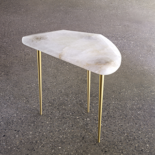 Mesa de apoio Landutim com tampo em quartzo, granito ou mármore lapidados. Pés de bronze fosco ou envelhecido - foto 1