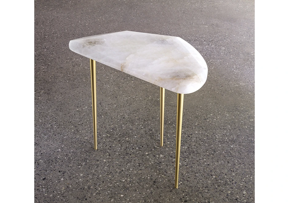 Mesa de apoio Landutim com tampo em quartzo, granito ou mármore lapidados. Pés de bronze fosco ou envelhecido - foto 1