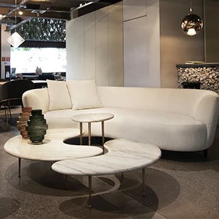 Mesas Mikonos com tampo de quartzo, granito ou mármore e pés de bronze fosco ou envelhecido. Por Simone Coste