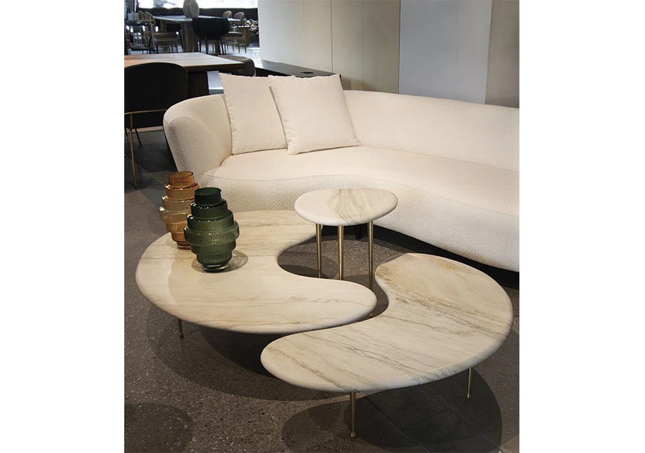 Mesas Mikonos com tampo de quartzo, granito ou mármore e pés de bronze fosco ou envelhecido. Por Simone Coste - Foto 5