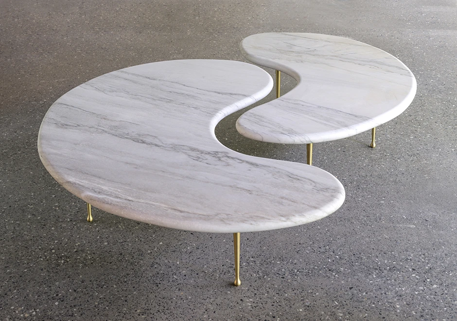 Mesas Mikonos com tampo de quartzo, granito ou mármore e pés de bronze fosco ou envelhecido. Por Simone Coste - Foto 1