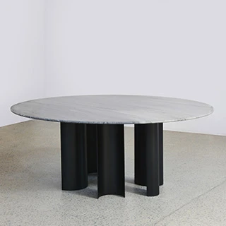 Mesa de jantar Phases com pés de aço carbono curvos, com pintura automotiva e tampo de pedra - foto 6