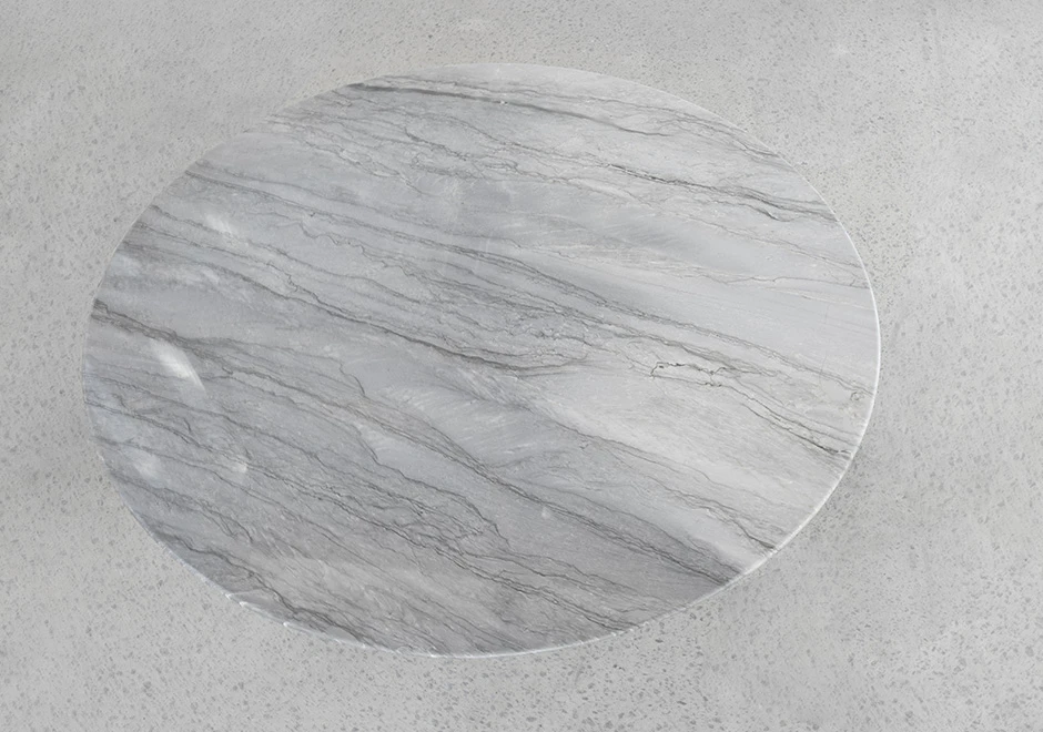 Mesa de jantar Phases com pés de aço carbono curvos, com pintura automotiva e tampo de pedra - foto 4