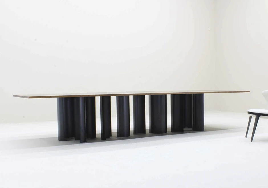 Mesa de jantar Phases com pés de aço carbono curvos, com pintura automotiva e tampo de pedra - foto 5