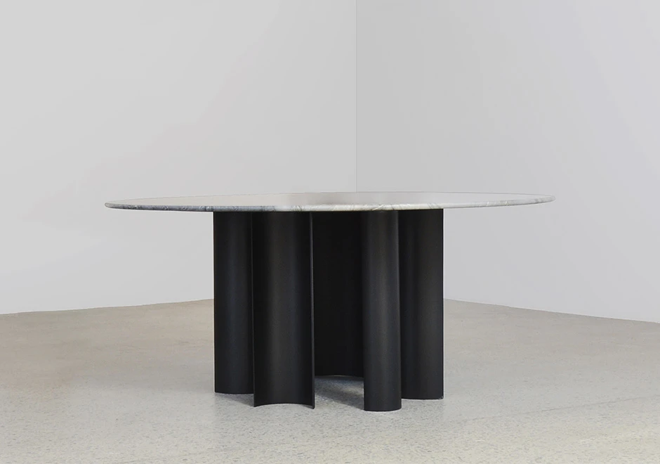 Mesa de jantar Phases com pés de aço carbono curvos, com pintura automotiva e tampo de pedra - foto 1