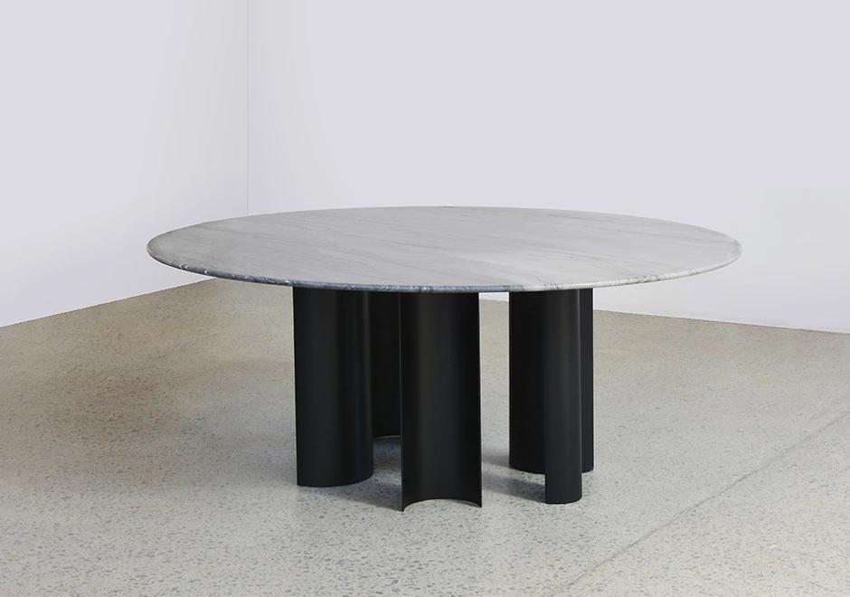 Mesa de jantar Phases com pés de aço carbono curvos, com pintura automotiva e tampo de pedra - foto 2