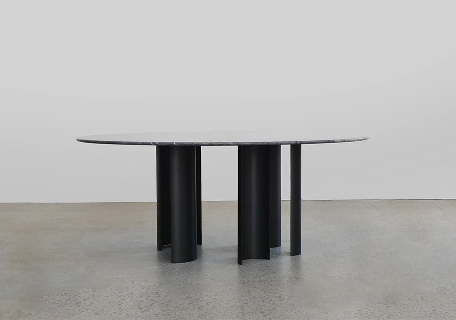 Mesa de jantar Phases com pés de aço carbono curvos, com pintura automotiva e tampo de pedra - foto 3