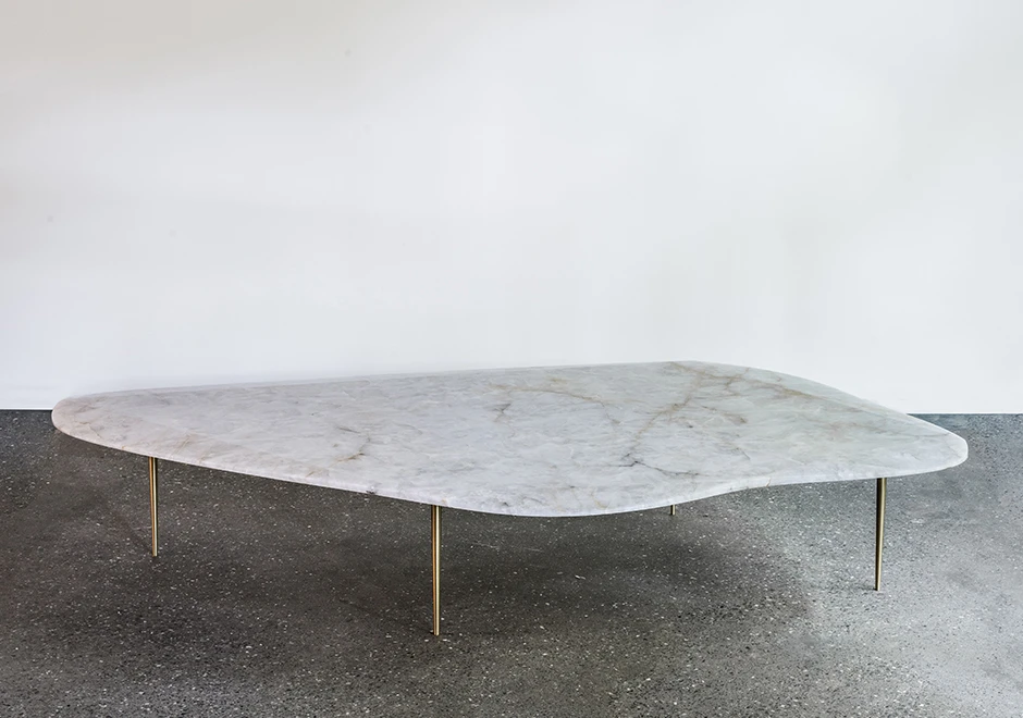 Mesa de centro COSMIC com pés cônicos em bronze maciço dourado e tampo lapidado de pedra - foto 2