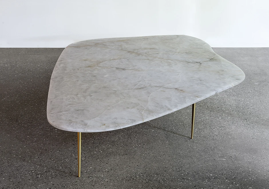 Mesa de centro COSMIC com pés cônicos em bronze maciço dourado e tampo lapidado de pedra - foto 3