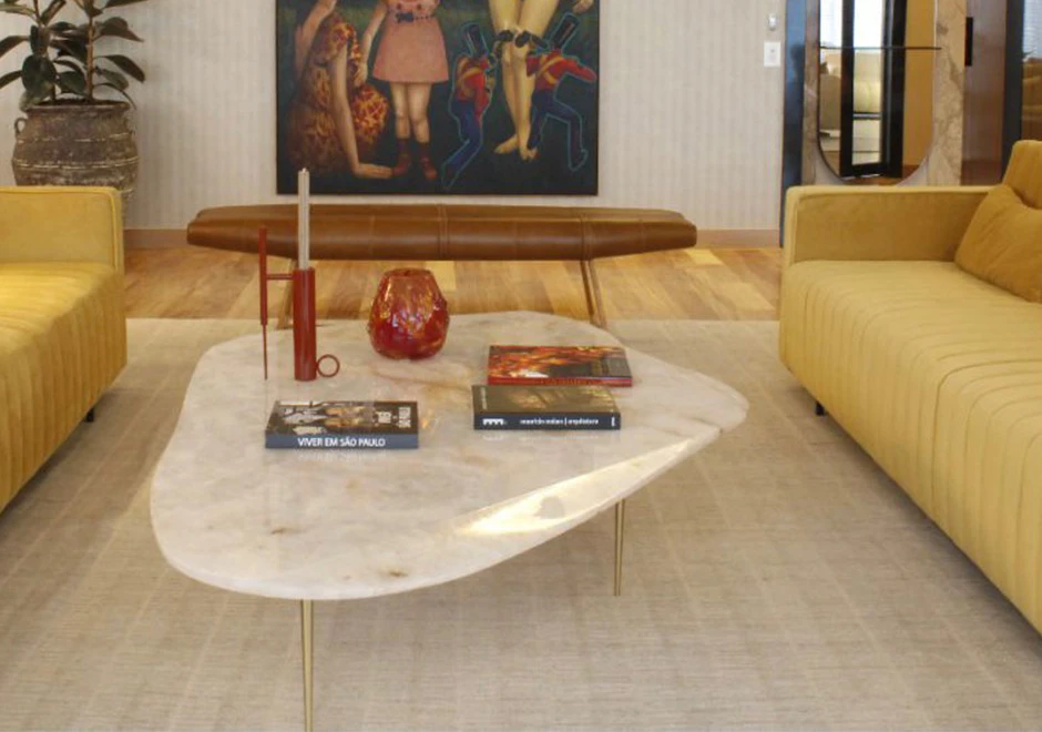 Mesa de centro COSMIC com pés cônicos em bronze maciço dourado e tampo lapidado de pedra - foto 4