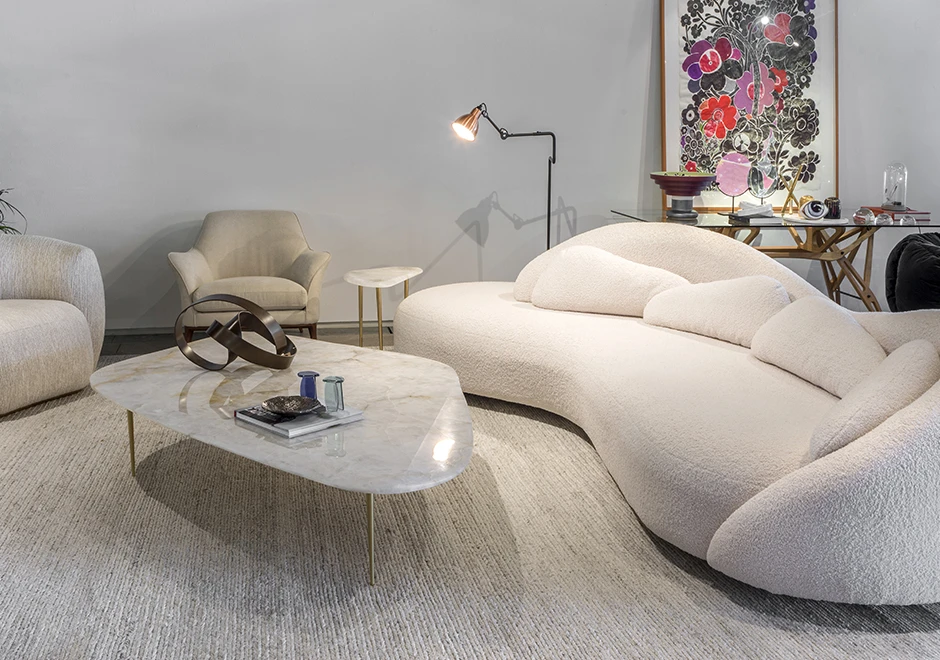 Mesa de centro COSMIC com pés cônicos em bronze maciço dourado e tampo lapidado de pedra - foto 1