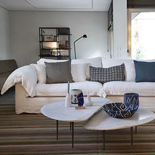 sofá modular claro visto de frente em uma sala decorada