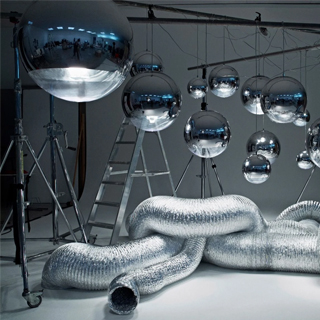 Luminária de teto Mirror Ball em policarbonato soprado e metalizado à vácuo. A canopla em alumínio e o cabo transparente - foto 8