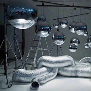 Luminária de teto Mirror Ball em policarbonato soprado e metalizado à vácuo. A canopla em alumínio e o cabo transparente - foto 8