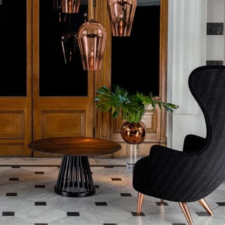 Mesa de apoio FAN em madeira natural ou pintada de preto. Tampo redondo em madeira ou mármore