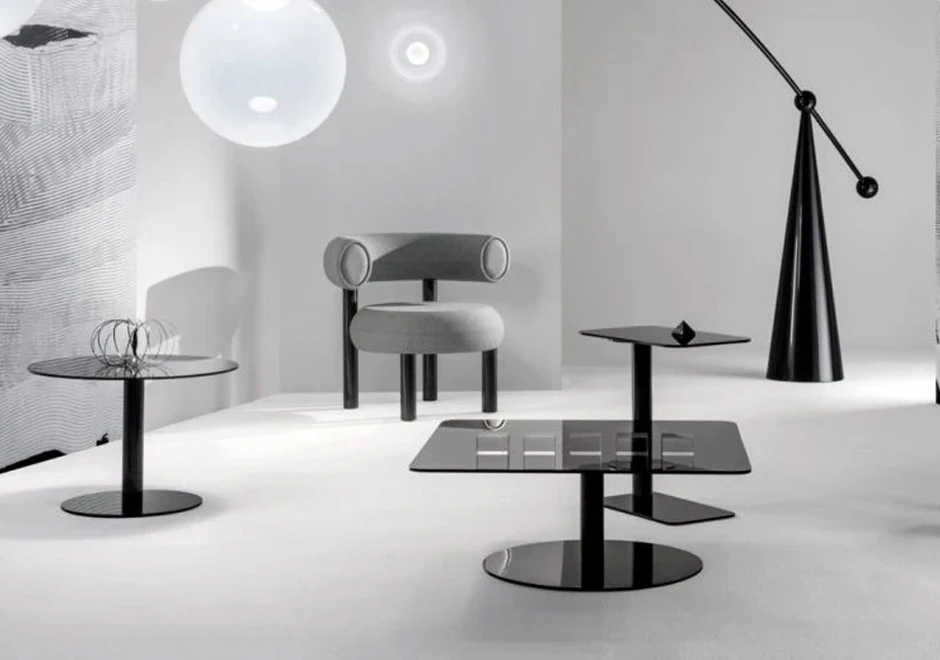 Mesa de apoio baixa Flash Rectangle com base de aço e acabamento em latão escovado, cromado ou pintado de preto. Tampo é feito de vidro espelhado ou mármore. Por Tom Dixon - foto 1