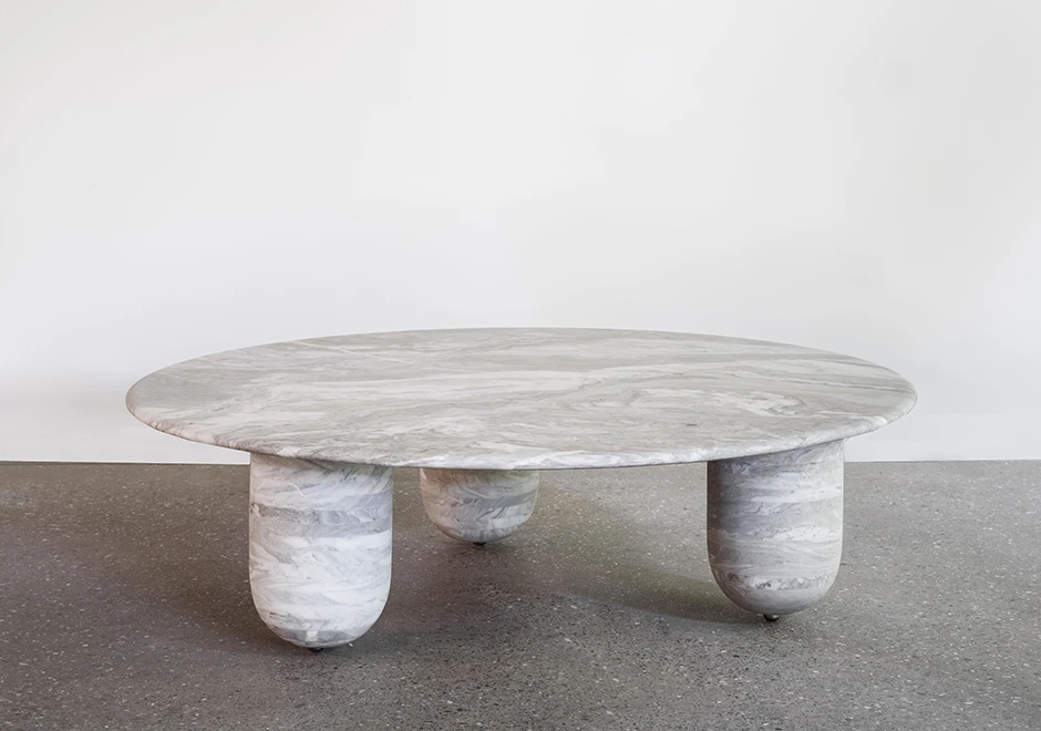 Mesa de centro, com tampo e 3 pés em pedra natural, com base de sustentação do tampo e as hastes internas dos pés em aço inoxidável polido - foto 1