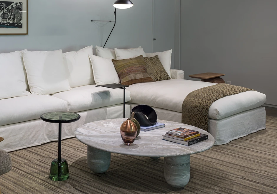 Mesa de centro, com tampo e 3 pés em pedra natural, com base de sustentação do tampo e as hastes internas dos pés em aço inoxidável polido - foto 2