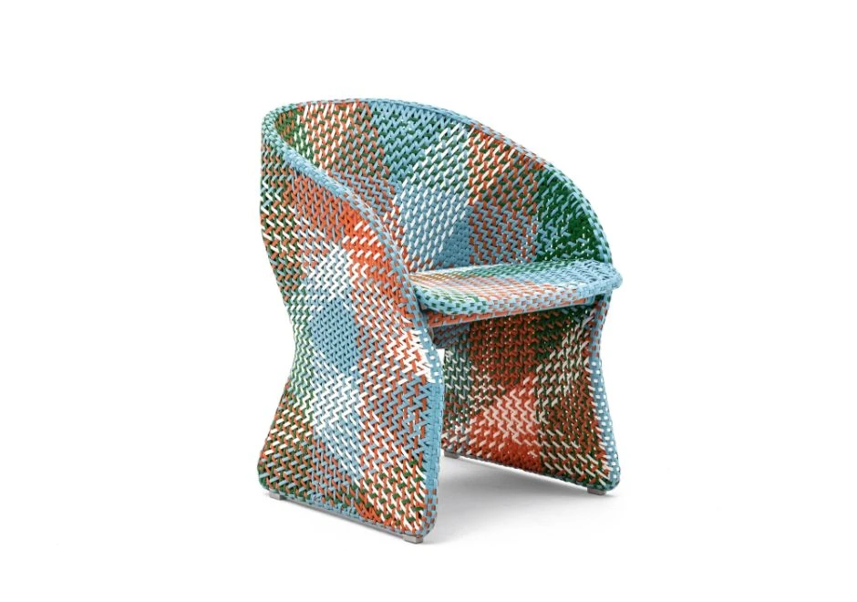 Poltrona outdoor MAAT com estrutura de alumínio, fibras sintéticas coloridas trançadas à mão e almofada de assento em tecido e espuma de drenagem Dryfeel