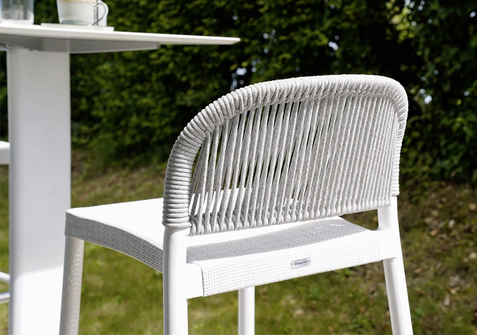 Encosto de banco empilhável com estrutura de alumínio, assento em tecido e encosto corda de fibra sintética trançada à mão, cinza.