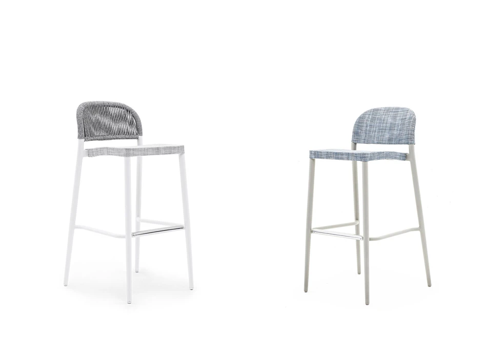 Dois bancos empilhaveis com estrutura de alumínio, assento em tecido e encosto corda de fibra sintética trançada à mão, cinza, vistos de lado, em um fundo branco.