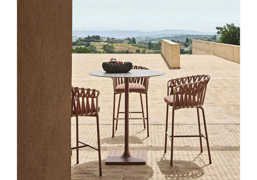 Tres bancos Emma Cross em volta de uma mesa ao ar livre - foto 2