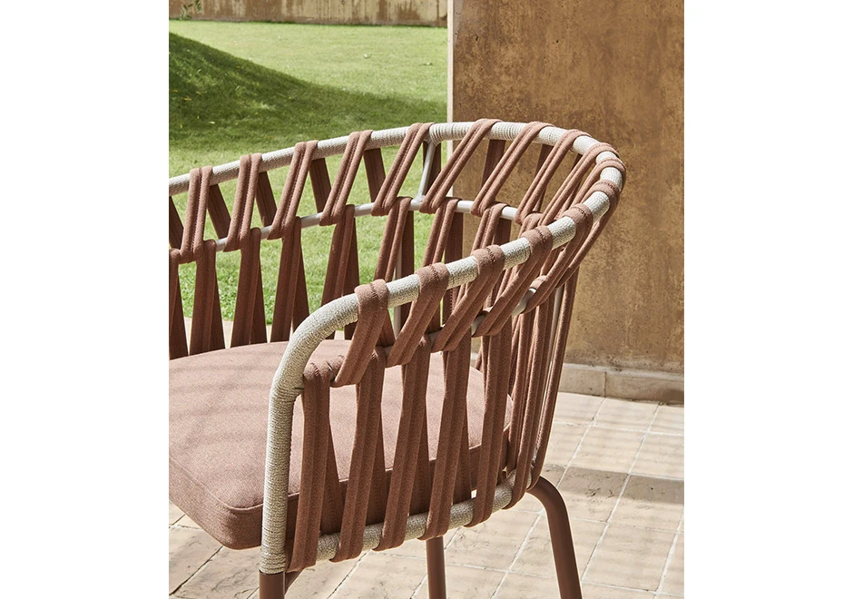 Banco Emma Cross detalhe do tecido envolvendo a estrutura de alumínio