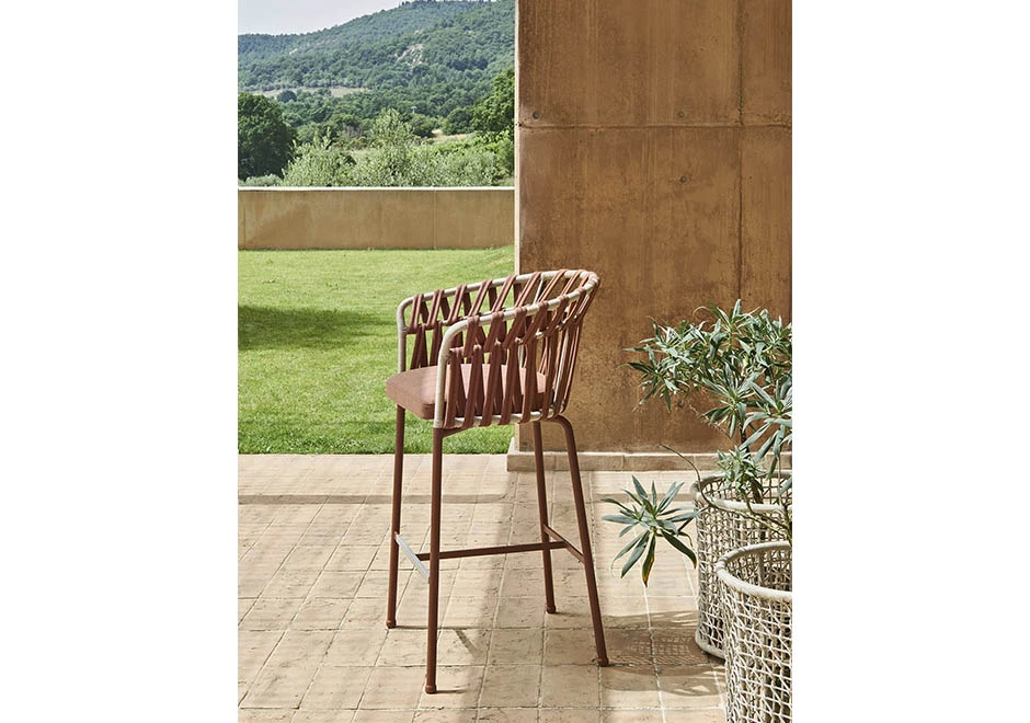 Banco Emma Cross em vista lateral