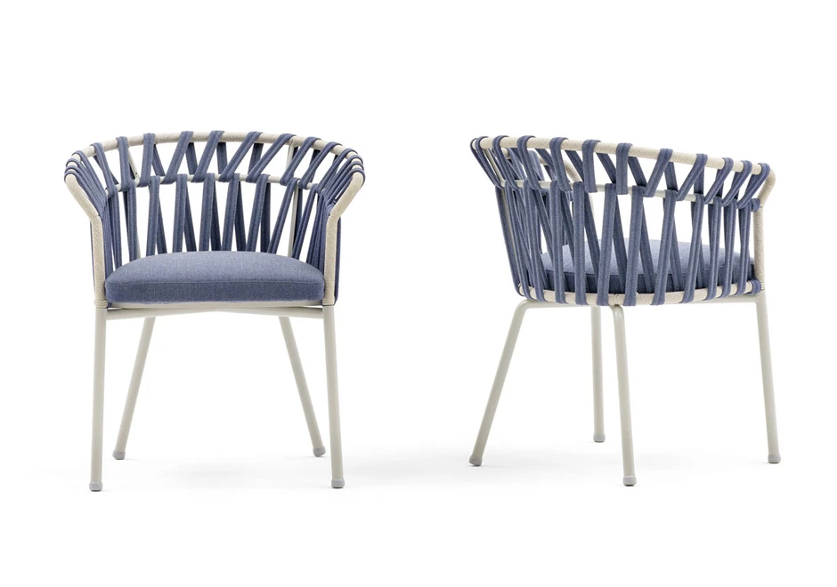 Duas cadeiras assinadas com estrutura de alumínio com pintura eletrostática; encosto com fita em tecido impermeável trançada à mão. Almofada de assento estofada em tecido azul, visto de lado.