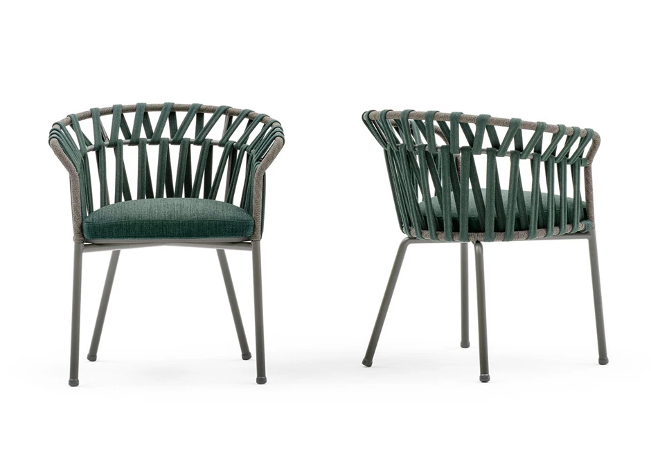 Duas cadeiras assinadas com estrutura de alumínio com pintura eletrostática; encosto com fita em tecido impermeável trançada à mão. Almofada de assento estofada em tecido verde, visto de lado.