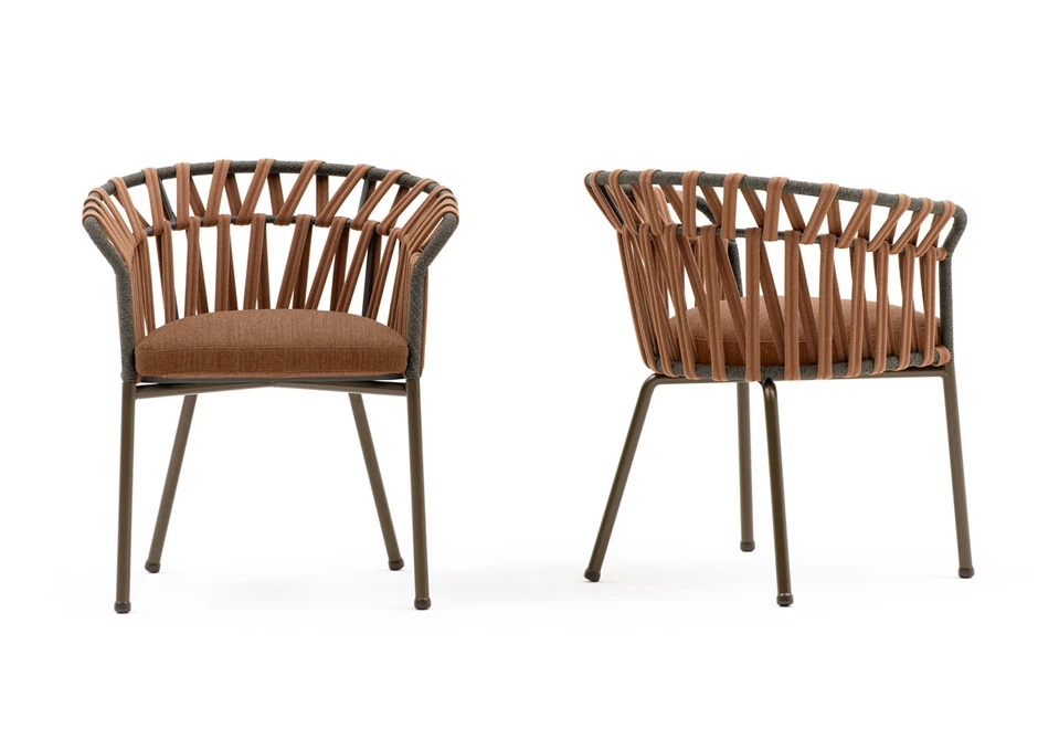 Duas cadeiras assinadas com estrutura de alumínio com pintura eletrostática; encosto com fita em tecido impermeável trançada à mão. Almofada de assento estofada em tecido marrom, visto de lado.