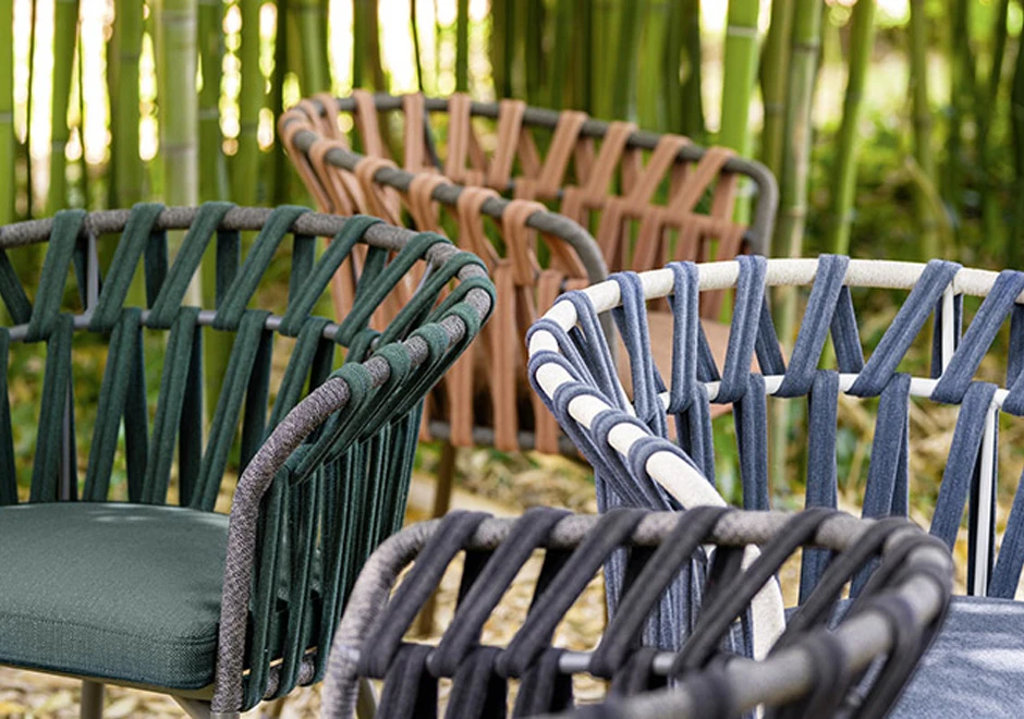 Várias cadeiras assinadas com estrutura de alumínio com pintura eletrostática; encosto com fita em tecido impermeável trançada à mão.