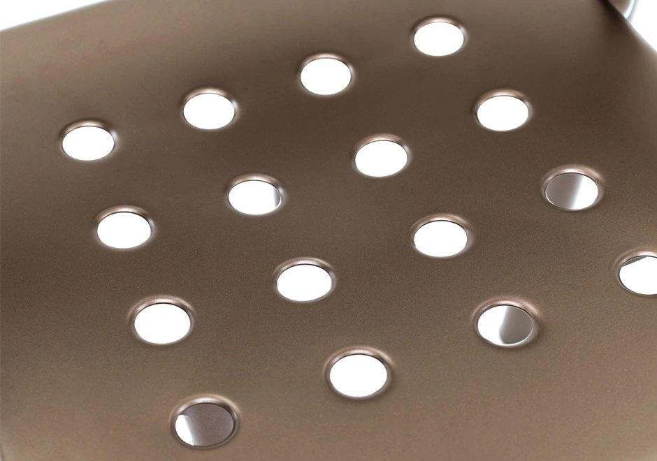 Detalhes de assento de cadeira de design com estrutura de alumínio e encosto de fibra sintética trançada a mão.