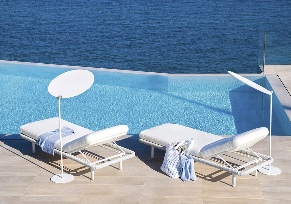 Detalhe de costura de chaise longue com estrutura e rodinhas em alumínio pintado, corda de fibra sintética de cânhamo, almofada em tecido bege, vista de frente em um fundo branco.