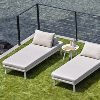 Duas chaise longue com estrutura de alumínio com pintura eletrostática, pés em alumínio pintado ou madeira Iroko natural, tecido na cor bege, visto de cima em uma area externa.