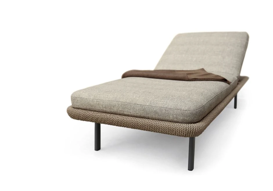 Chaise longue com estrutura e rodinhas em alumínio pintado, corda de fibra sintética de cânhamo, almofada em tecido bege, vista de frente em um fundo branco.
