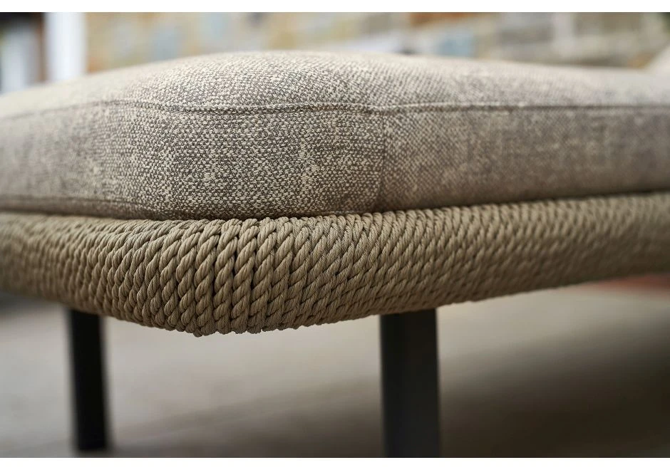 Zoom em detalhe na almofada em tecido bege de chaise longue babylon