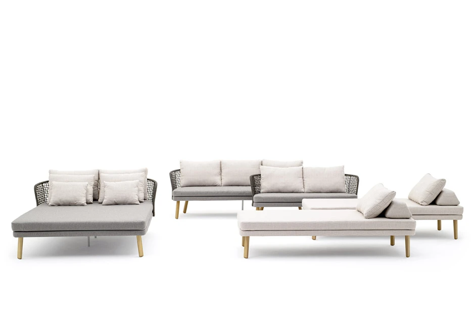 Várias chaises Daybed com estrutura de alumínio com pintura eletrostática branca; encosto em fibra sintética trançada à mão, pés de alumínio pintado branco, visto de vários angulos em um fundo branco.