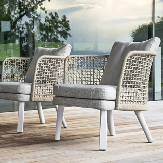 Poltrona lounge EMMA LOUNGE com estrutura de alumínio e pintura eletrostática em várias opções de cores, revestida com fibra sintética de 6 mm de espessura. Pés em alumínio ou madeira Iroko natural - foto 1