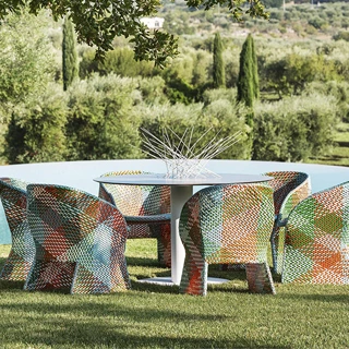 Poltrona outdoor MAAT com estrutura de alumínio, fibras sintéticas coloridas trançadas à mão e almofada de assento em tecido e espuma de drenagem Dryfeel