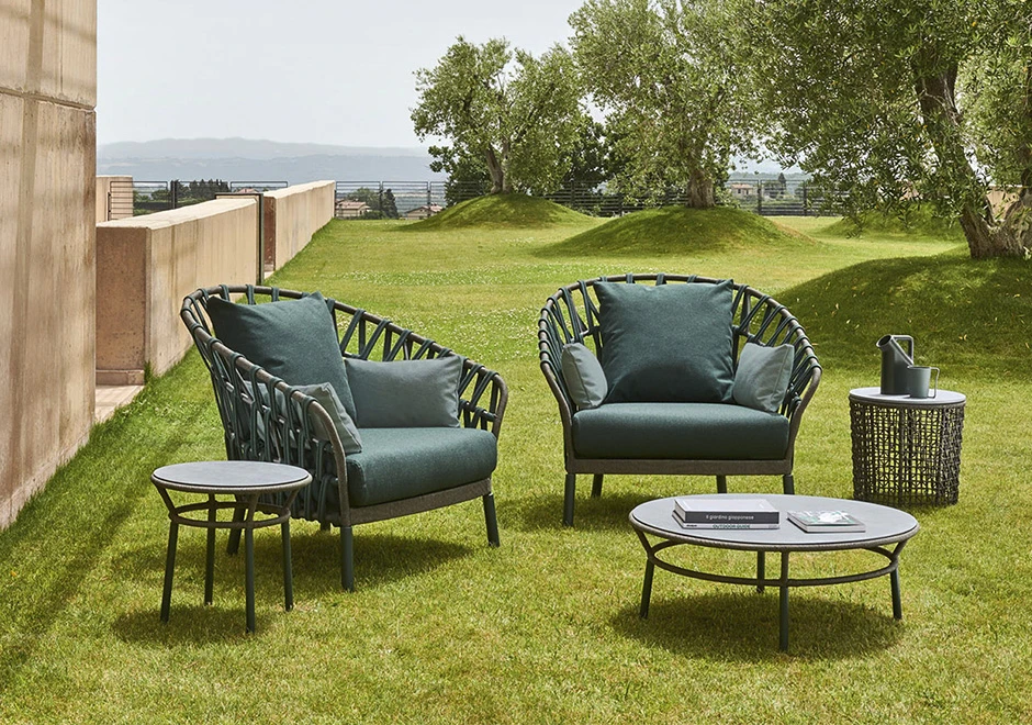 Poltrona baixa EMMA CROSS com estrutura de alumínio com pintura eletrostática e encosto com fita em tecido impermeável trançada à mão - foto 1