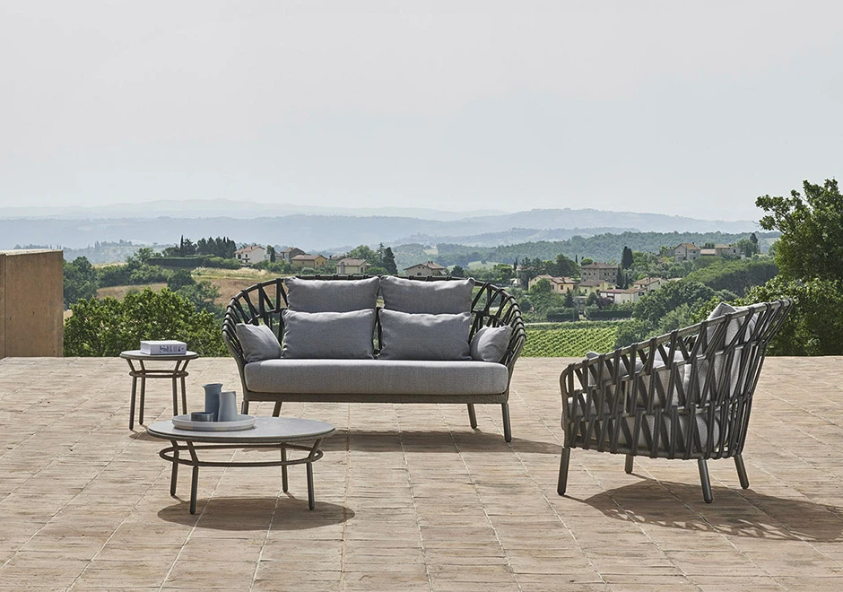 Poltrona baixa EMMA CROSS com estrutura de alumínio com pintura eletrostática e encosto com fita em tecido impermeável trançada à mão - foto 5