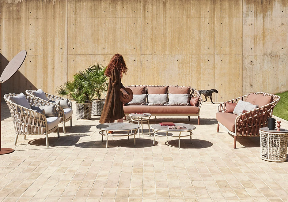 Poltrona baixa EMMA CROSS com estrutura de alumínio com pintura eletrostática e encosto com fita em tecido impermeável trançada à mão - foto 6