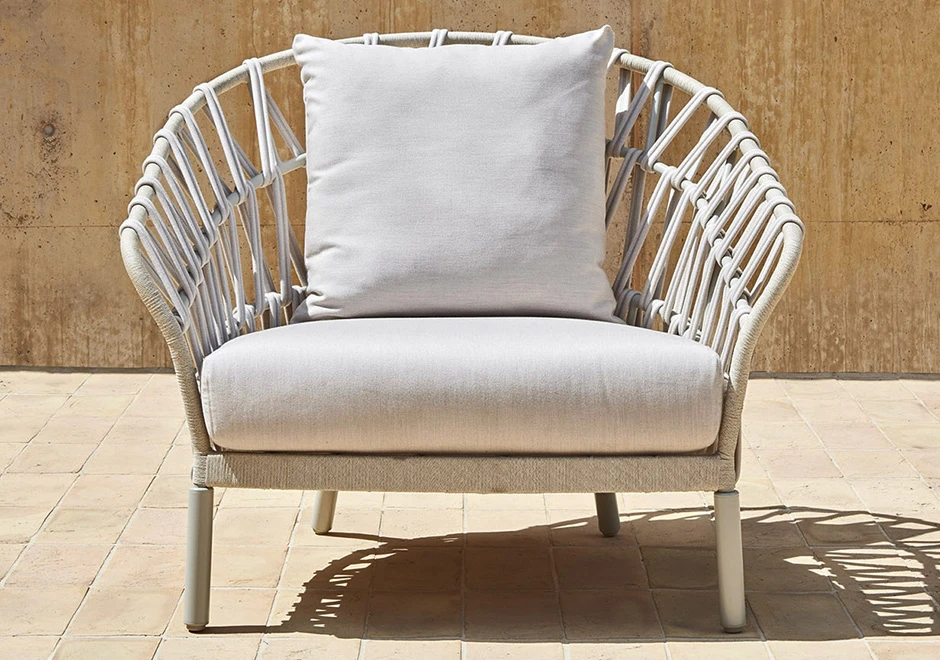 Poltrona baixa EMMA CROSS com estrutura de alumínio com pintura eletrostática e encosto com fita em tecido impermeável trançada à mão - foto 4