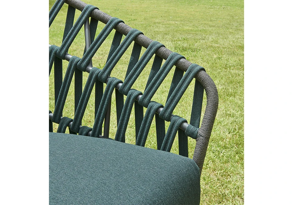 Poltrona baixa EMMA CROSS com estrutura de alumínio com pintura eletrostática e encosto com fita em tecido impermeável trançada à mão - foto 2