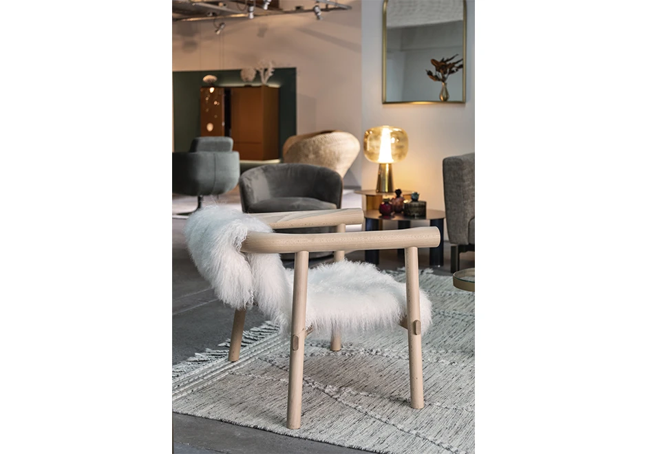 Poltrona escandinava Altay com estrutura de madeira faia maciça em verniz. O assento é revestido com pele de cabra da Mongólia na cor branca - foto3.