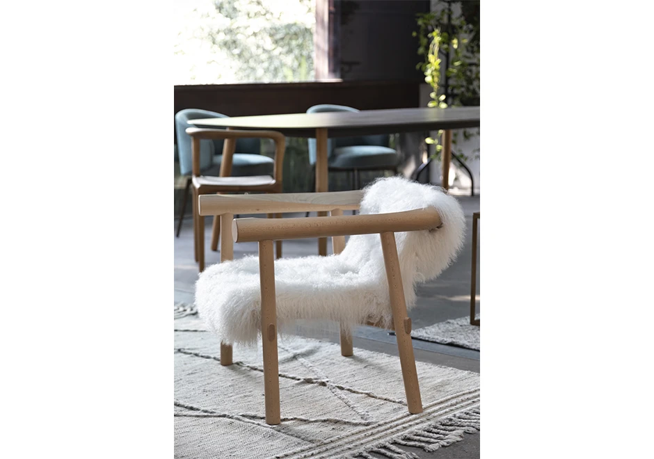 Poltrona escandinava Altay com estrutura de madeira faia maciça em verniz. O assento é revestido com pele de cabra da Mongólia na cor branca - foto2.