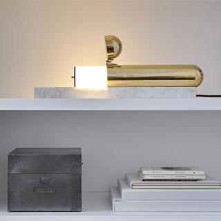 Luminária de mesa Isp em latão polido com base de apoio em mármore branco ou preto - foto 5